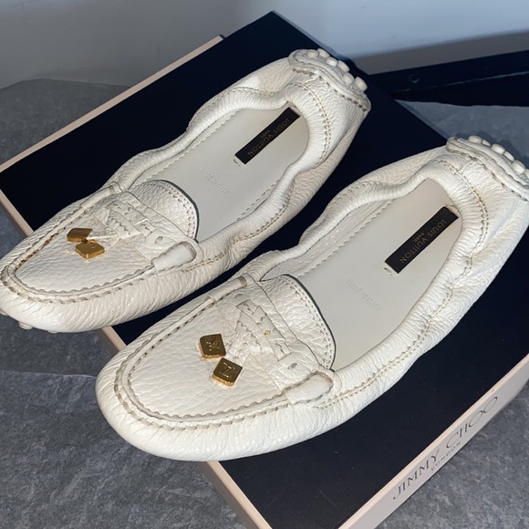 White leather Louis Vuitton moccasins with two gold tassels in the front. - Picture 2 of 12